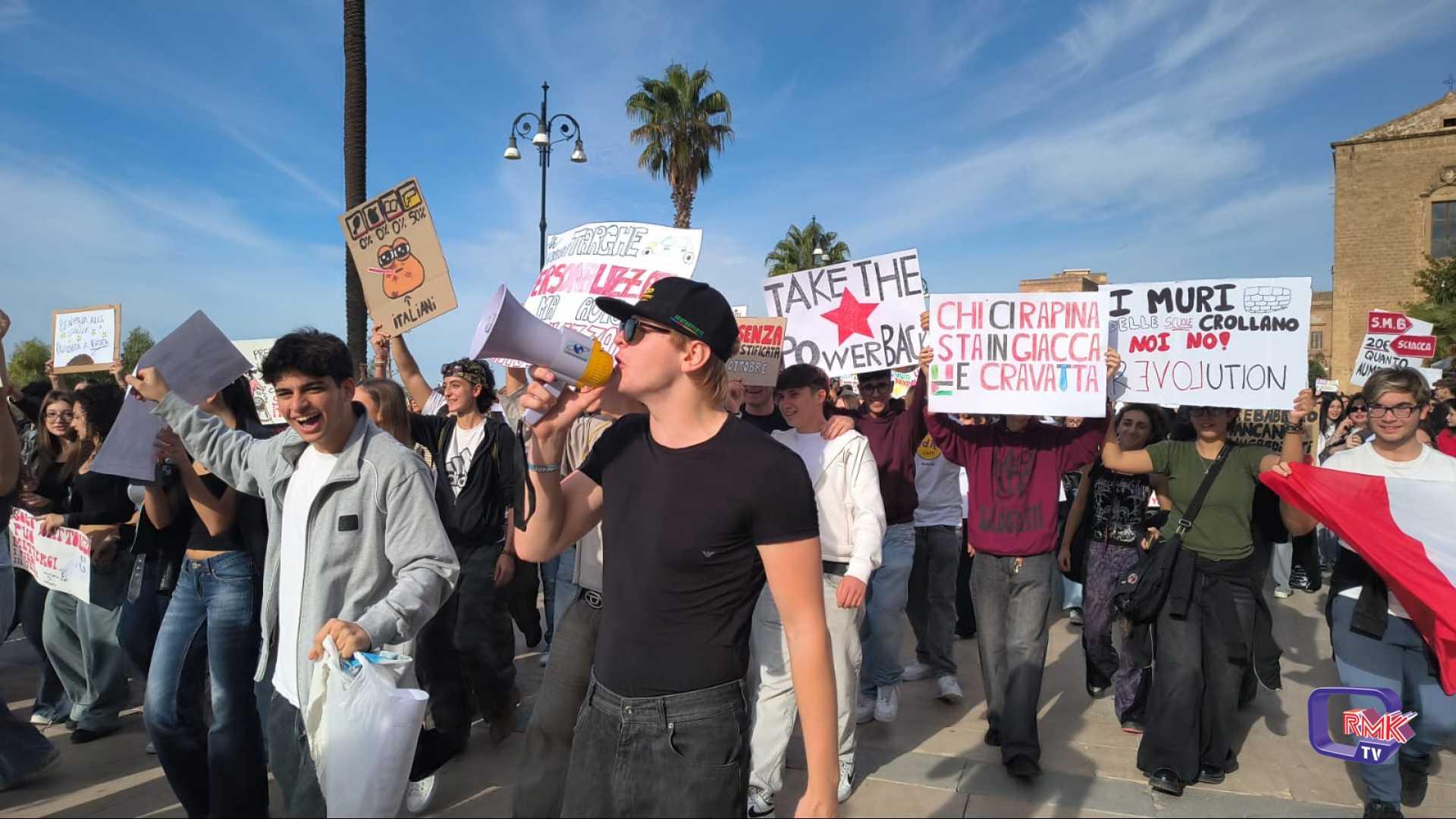 Sciacca, tanta partecipazione al corteo degli studenti contro il caro vita dal titolo: «Quanto ci costerà vivere?»